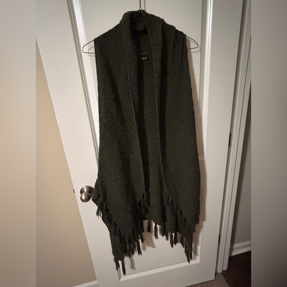 Sleeveless Fringed sweater